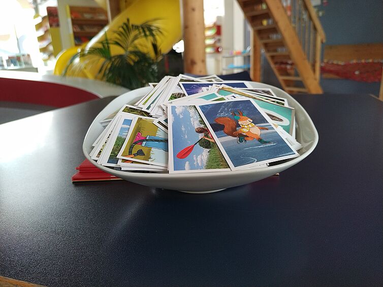 Schüssel mit Magische Unterwasserwelt-Stickern.