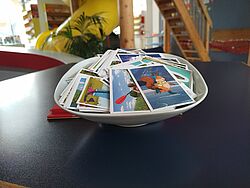 Schüssel mit Magische Unterwasserwelt-Stickern.
