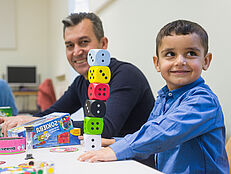 Vater und Sohn beim Spielen in der spielebox