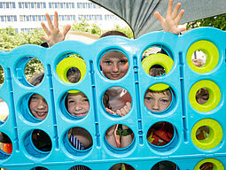 Outdoor-Spielgeräte Kinder hinter Riesen 4 Gewinnt-Spiel