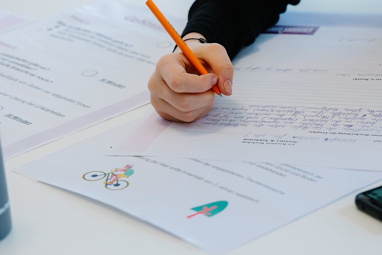 Junges Wien Kind schreibt auf einem Zettel