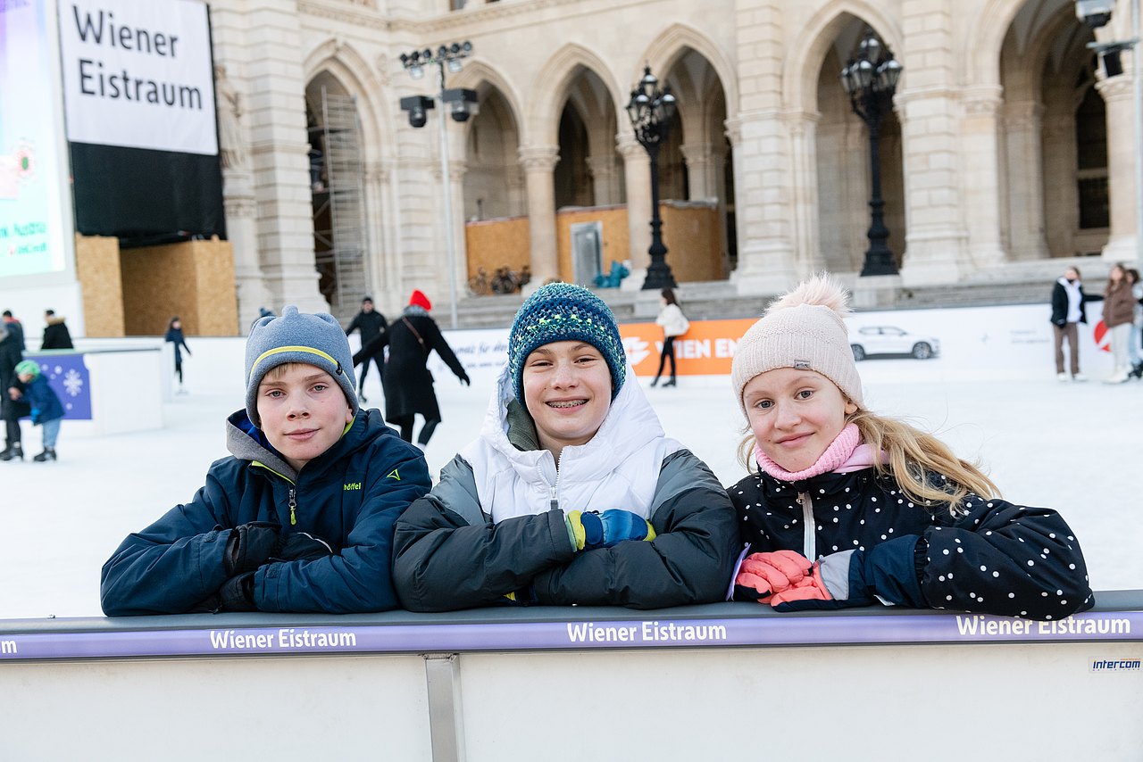 Holli on Ice Kinder am Eislaufplatz