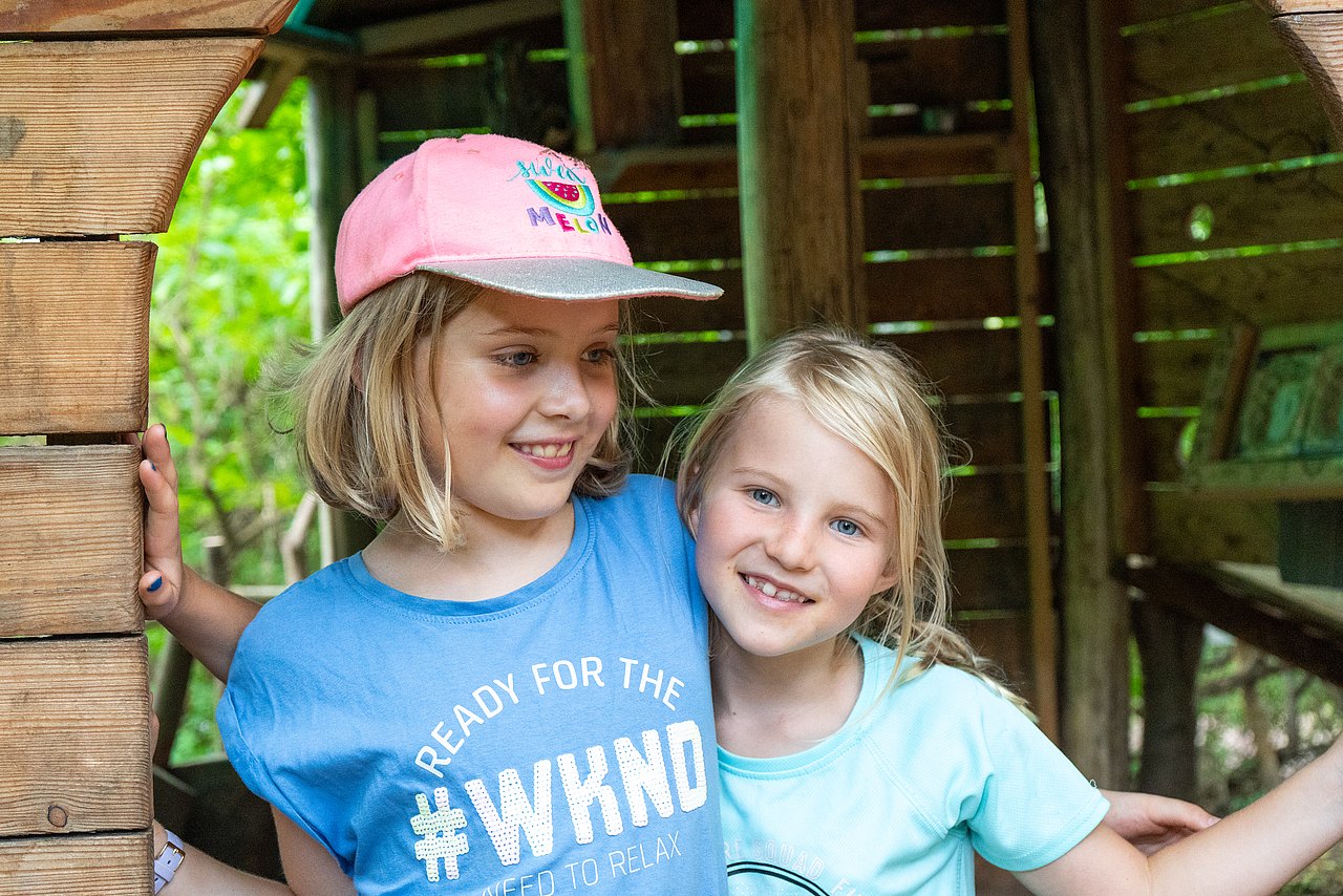 WIENXTRA_c_Kajetan_Koren_15072025_002 Das Foto zeigt zwei Kinder im Park in einer Holzhütte