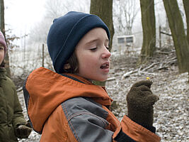 Kind zeigt seinen Fund her