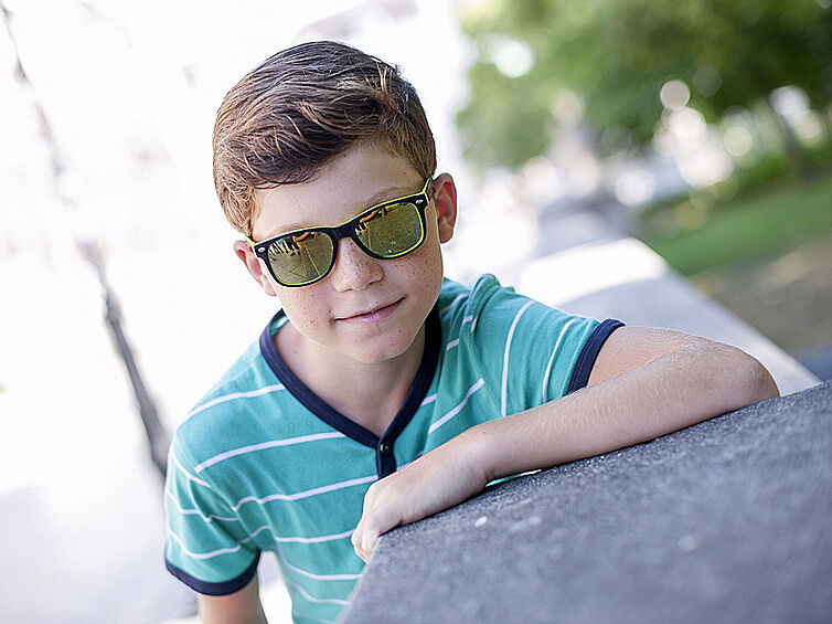 Bub mit verspiegelter Sonnenbrille