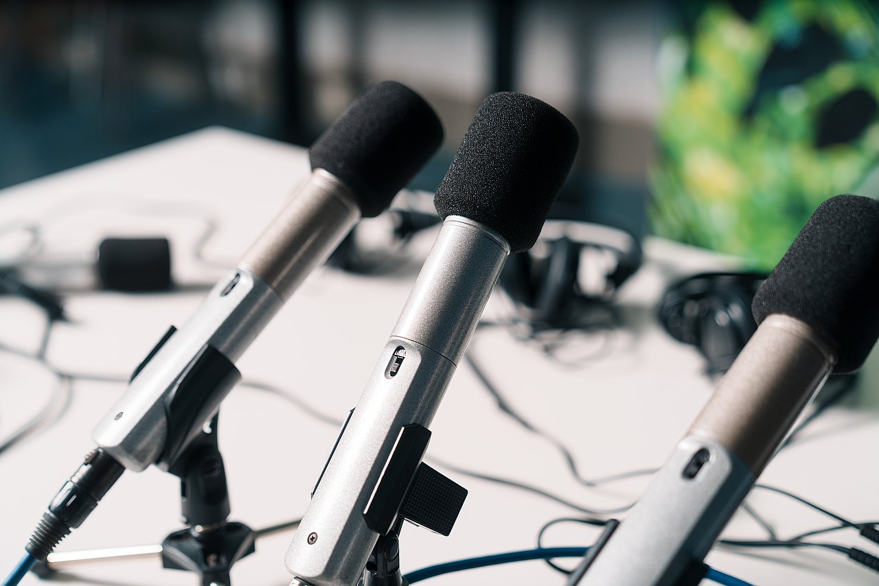 mz2025 x ste.krenn-3 Drei Mikrofone stehen auf einem Tisch.