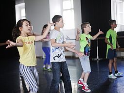 BC Eine Gruppe von Kindern tanzt im Tanzstudio.