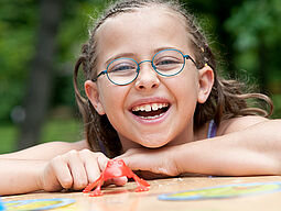 Kind spielt Brettspiel im Park