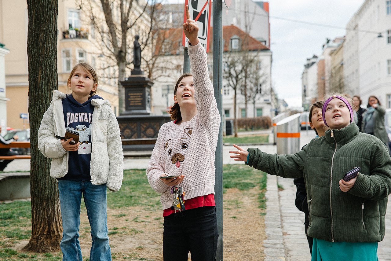 230321__MG_0176 Kinder suchen beim Geocaching in der Stadt nach Hinweisen