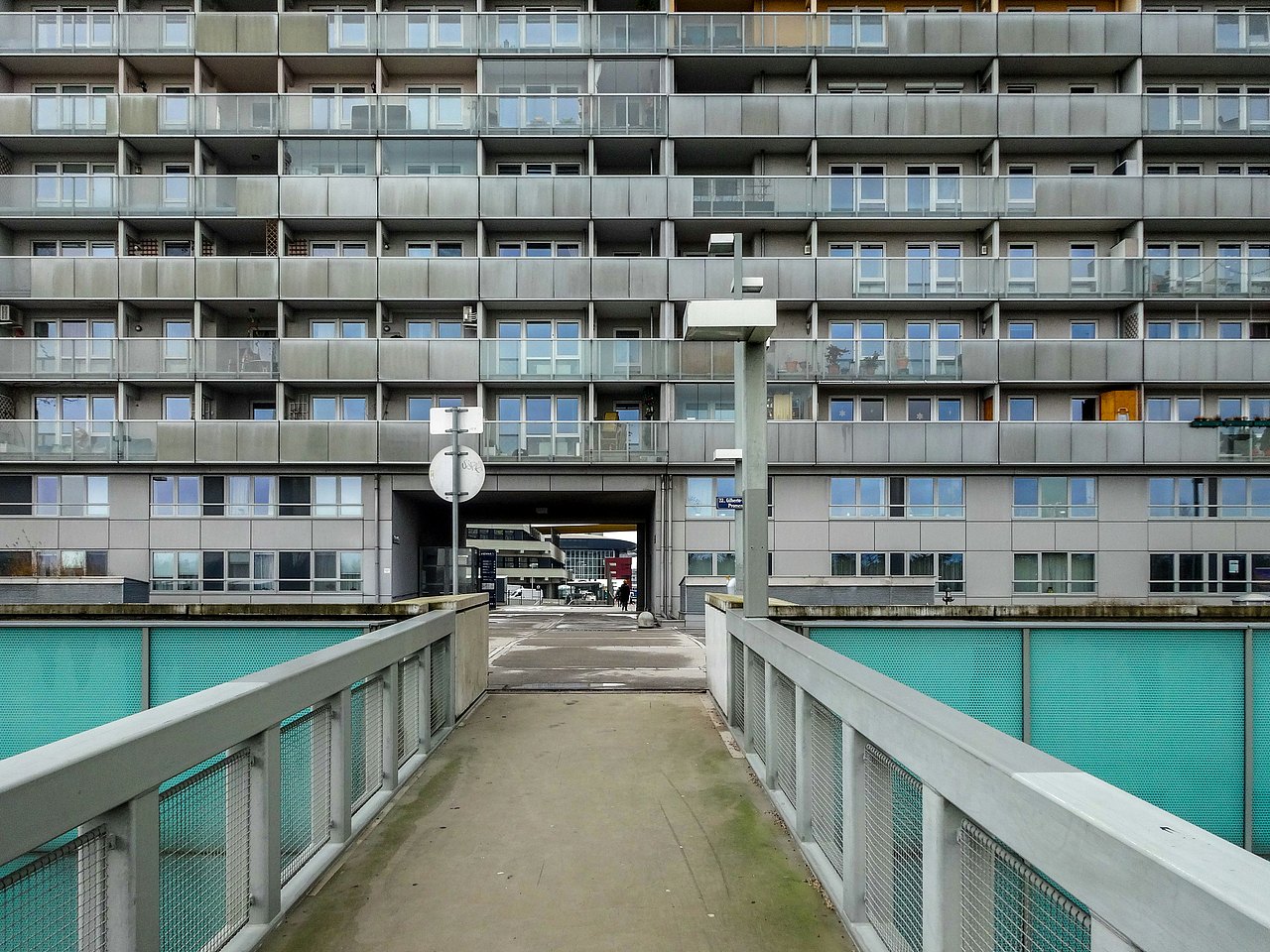 Betonwohnhaus mit Balkonen und Wegen