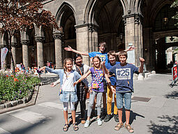 Kinder vor dem Rathaus