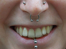 Gesicht mit Piercings
