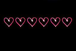 Rosa Leucht-Herzchen in einer Reihe auf schwarzem Hintergrund