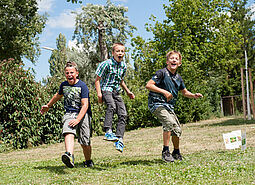 Springende Jungs im Park