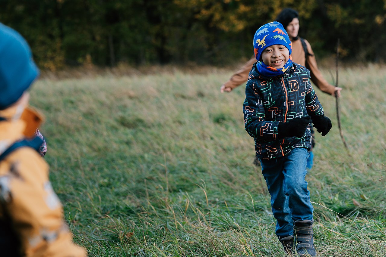 KA_c_Kajetan_Koren_24102025_037 Kind läuft im Freien