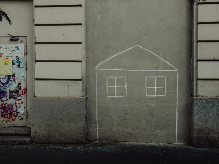 Kreidehaus ist auf Wand gezeichnet