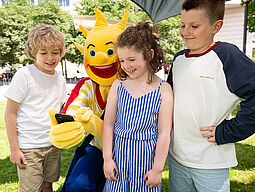 Holli zeigt Kindern die App
