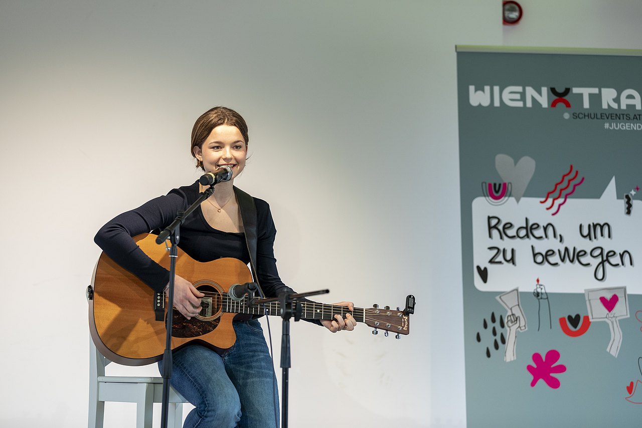 Redewettbewerb Sprachrohr Mädchen mit Gitarre bei Redewettbewerb