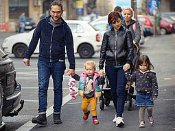 Familie in der Stadt spzierend