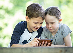 Kinder mit einem Smartphone