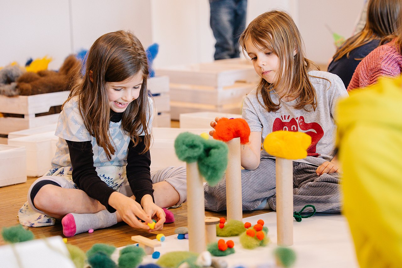 20250409-_MG_1103-©AlekKawka Kinder bauen an Traumstadt mit Modellbaumaterialien