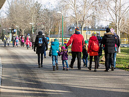 Familienwanderung Familien gehen wandern.