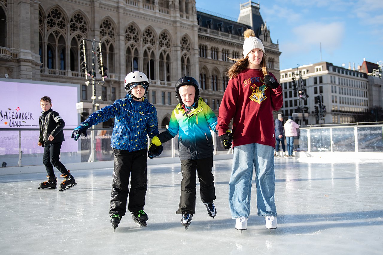 Eislaufen mit Holli Kinder am Eislaufplatz