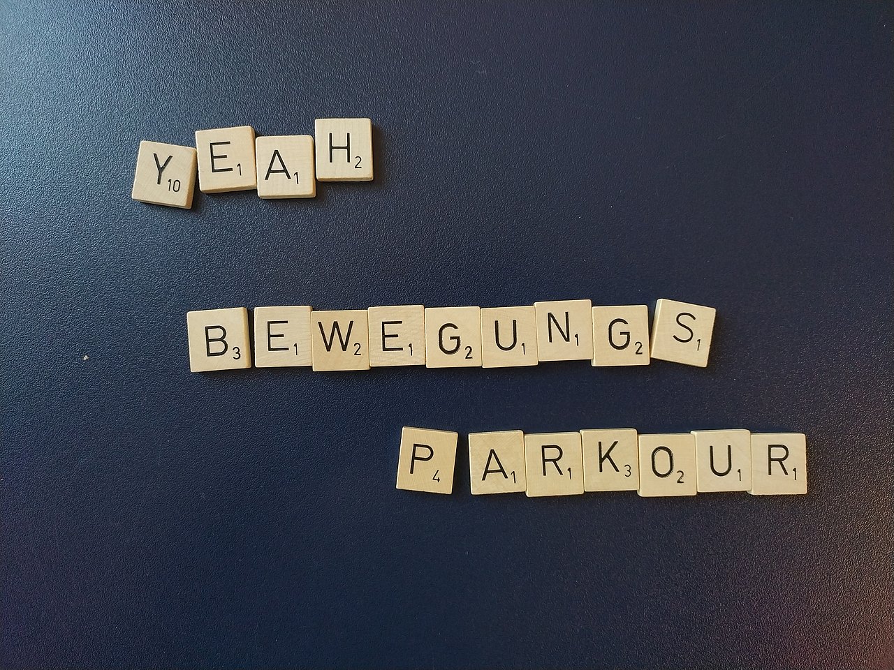 Yeah, Bewegungsparkour mit Scrabble-Buchstaben.
