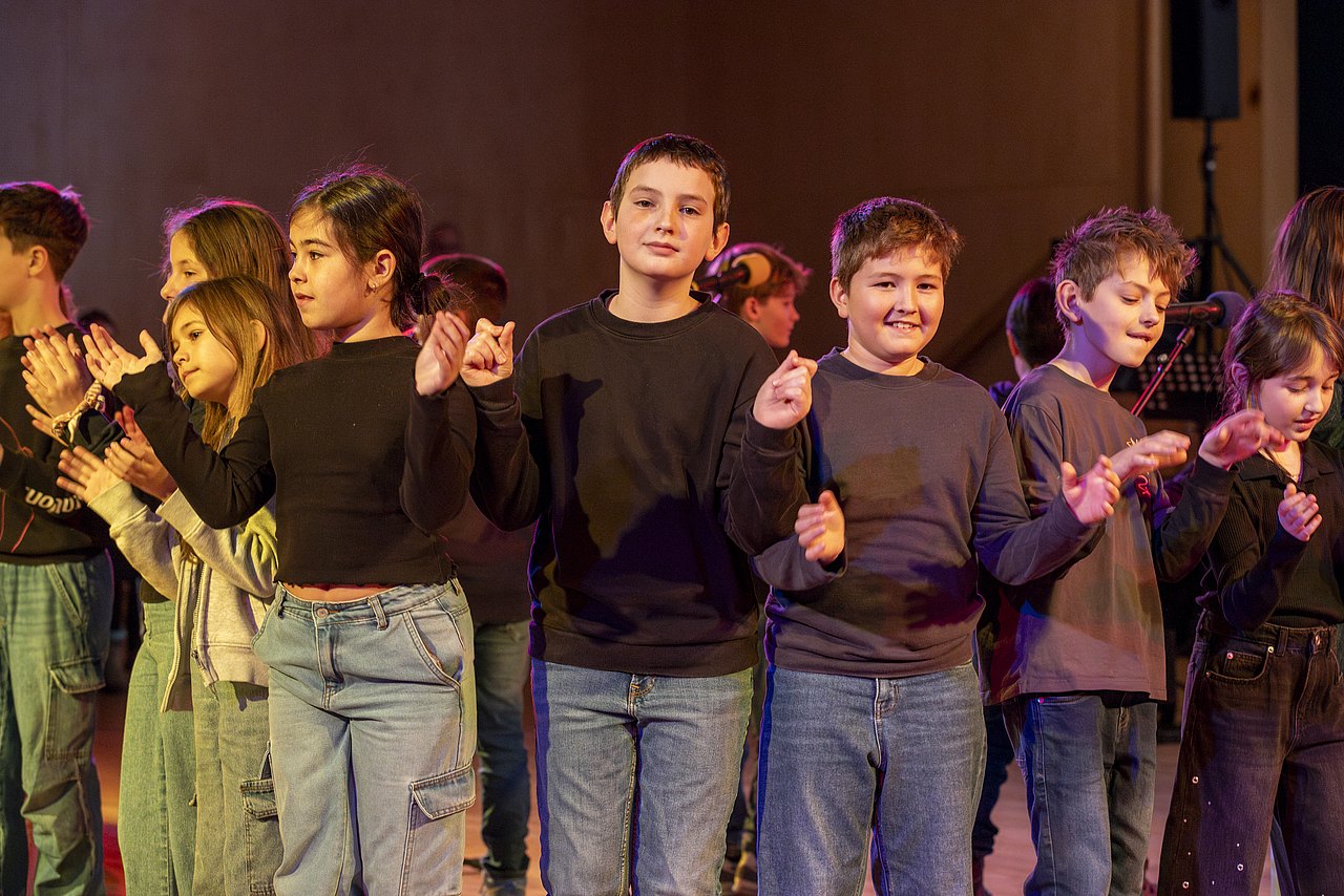 Chorsingen Kinder, die einen Auftritt haben uns singen