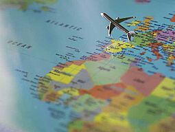 Kleines Flugzeug auf Landkarte