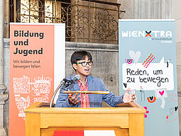 Ein Finalist hält seine Rede beim Jugend-Redewettbewerb.
