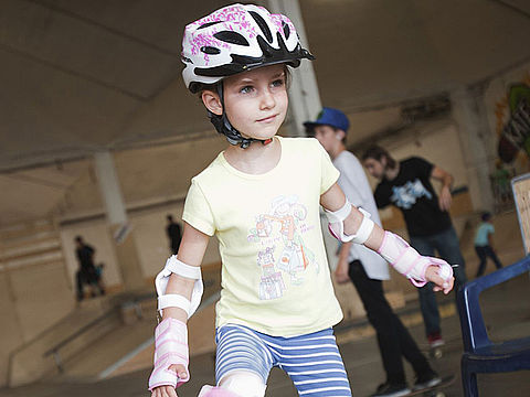 Mädchen mit Sportausrüstung in Sporthalle