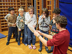 Bildungschancen Kinder bei einem Beatbox-Workshop.