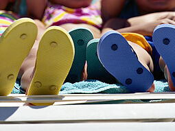 Kinderfüße in Badeschuhen