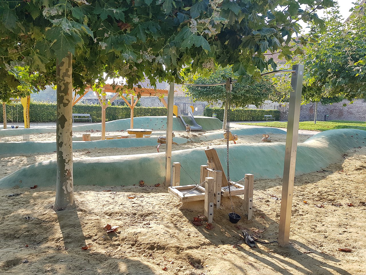 Schloss Neugebäude Künstliche Hügel-Landschaft auf Spielplatz