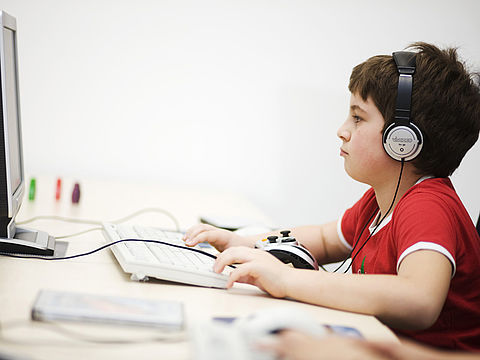 Kinder und Medien Risiken und Gefahren, Kinder und Medienkonsum, Kinder und Computer, Mein Kind hängt die ganze Zeit vorm PC was tun? Mein Kind ist immer am Zocken. Wie kontrolliert ihr den Medienkonsum eurer Kinder. Spielempfehlungen für Kinder. Konsolenspiele für die ganze Familie. Altersgerechte Konsolenspiele. Konsolenspiele für Kinder. Mein Kind sitzt immer vor der Konsole. Hilfe was tut ihr gegen das Zockern eurer Kinder vor der Konsole?