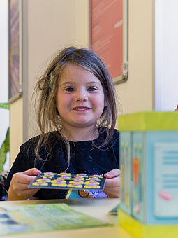 Mädchen mit Brettspiel