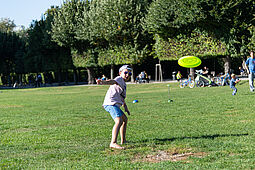 Disc-Golf Bub spielt auf der Wiese