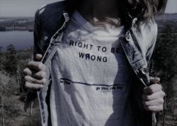 Junge Person mit weißem Shirt, auf diesem steht "Right to be wrong"