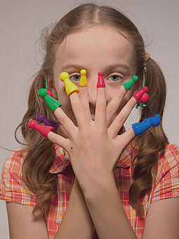 Kind mit Spielfiguren