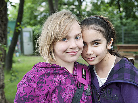 Zwei Mädchen im Park