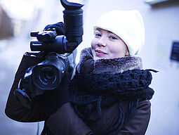 medienzentrum Junges Mädchen mit Videokamera