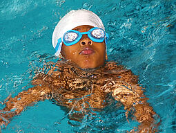 Kind schwimmt