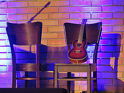 Bühne, Sessel, Ukulele,