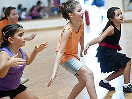 Mädchen machen einen Tanzschritt