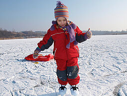 Kind in Schneelandschaft