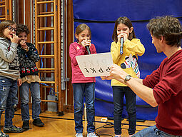 Bildungschancen Schüler_innen bei einem Beatboxworkshop.