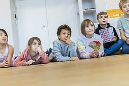 Bildungschancen Kinder warten gespannt darauf, wie der Workshop weitergeht.