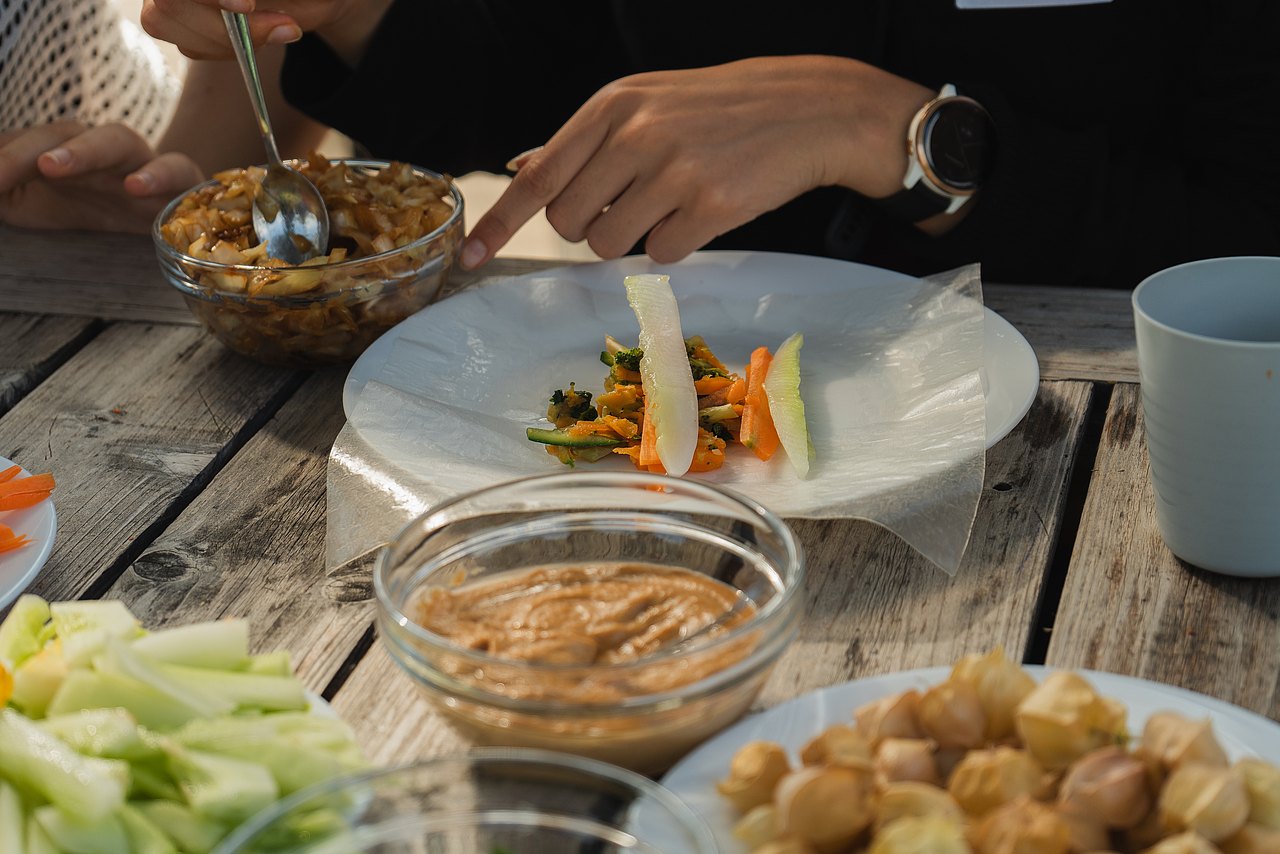 Food Garden Teller und Schüssel mit Essen auf Tisch