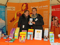 Info-Stand der mobilen Info mit Broschüren und zwei Beraterinnen